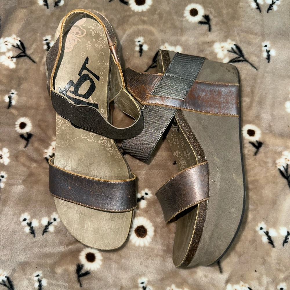 OTBT Women's Wedges in Brown and Tan